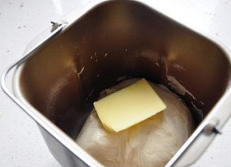 清爽美味的土豆泥鳕鱼堡,揉成光滑面团后加入黄油,继续揉面至面团能拉着撑出薄膜。