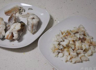 清爽美味的土豆泥鳕鱼堡,鳕鱼捞出控水后用筷子将鱼肉夹出,鱼刺剔除丢弃。这种鱼没有小刺,非常好弄的。