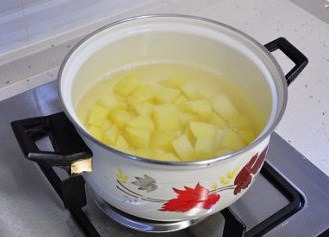 清爽美味的土豆泥鳕鱼堡,土豆洗净去皮后切成小块,也跟凉水一起下锅煮,煮至熟透即可。