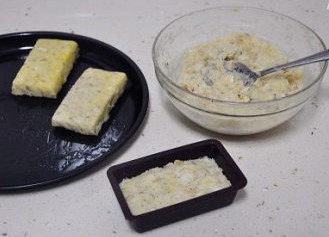 清爽美味的土豆泥鳕鱼堡,用做餐包的模具,里面抹少许油,将土豆鳕鱼泥放入,按压成型,再磕入不粘烤盘中。
