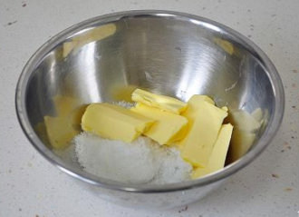 萌媚酥香的玛格丽特饼干,将白糖、盐、黄油称量后加入盆中。