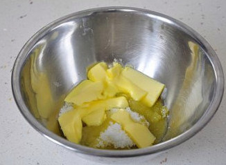 萌媚酥香的玛格丽特饼干,放微波炉中火转10秒，让黄油稍稍软化，但又没化成液态至水油分离状态最好。
     若时间充裕，最好能室温慢慢让黄油自然软化。