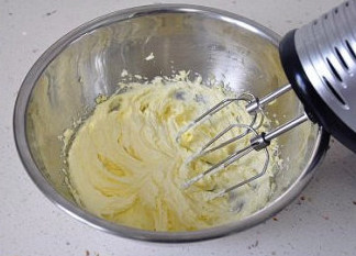 萌媚酥香的玛格丽特饼干,用电动打蛋器搅打至黄油稍稍膨发，颜色发白。
     黄油打的膨发度好，饼干烤的过程中整个形状还会再稍稍膨胀些，口感也就会更轻酥。