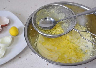 萌媚酥香的玛格丽特饼干,将熟蛋黄用勺子按压着过筛成细末到黄油盆里，拌匀。
    煮鸡蛋： 鸡蛋跟凉水一起下锅，开锅后煮8分钟即可关火，然后趁热捞出在冷水中冰一下，这样既好剥壳，蛋黄也干爽易散。