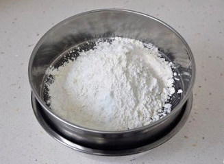 萌媚酥香的玛格丽特饼干,过筛加入混合好的面粉及玉米淀粉。