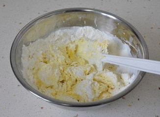 萌媚酥香的玛格丽特饼干,用刮刀翻拌均匀，至全部和成面团。
     一开始会有点干，不易成团，要耐着性子不断用刮刀按压，慢慢的就会全部融成面团。