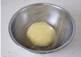 萌媚酥香的玛格丽特饼干,用保鲜膜将面盆裹严实，放冰箱冷藏1小时左右，这样回头造型时会有很好看的裂纹。