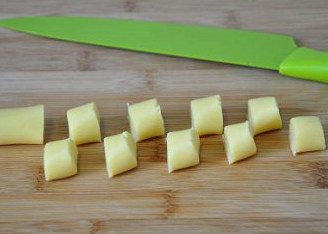 萌媚酥香的玛格丽特饼干,将面团取出，擀成细条状，再均匀的切成小段。