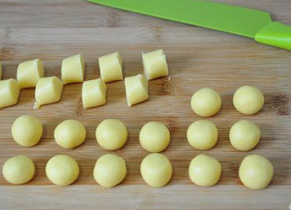 萌媚酥香的玛格丽特饼干,将小面段每个都滚成圆球状。