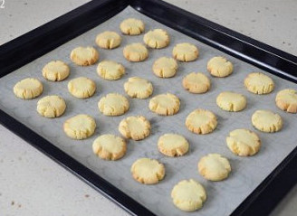 萌媚酥香的玛格丽特饼干,放入预热好的烤箱中，上火170度，下火160度，12分钟烤焙。
烤的过程中要随时观察着，当发现饼干的表面颜色稍出现金黄，或者能闻到浓浓的饼干香味即可。