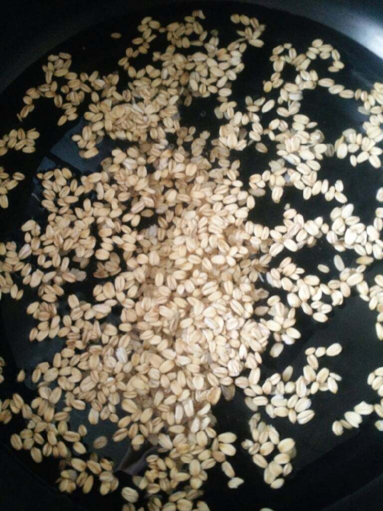 蜜豆牛奶燕麦粥,放入<a style='color:red;display:inline-block;' href='/shicai/ 495'>燕麦</a>，煮30分钟至<a style='color:red;display:inline-block;' href='/shicai/ 495'>燕麦</a>浓稠（这不要少加些水，因为后面还要放<a style='color:red;display:inline-block;' href='/shicai/ 219'>牛奶</a>的）