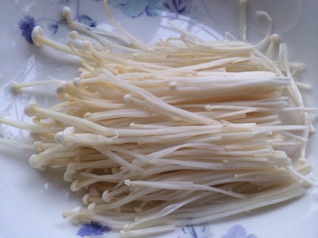 五花肉金针菇卷,腌制<a style='color:red;display:inline-block;' href='/shicai/ 234'>金针菇</a>:洗净,放生抽、老抽、糖,腌制10分钟即可