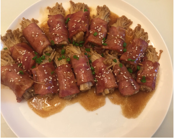 五花肉金针菇卷,两面都烤好,可以放入<a style='color:red;display:inline-block;' href='/shicai/ 720'>胡椒粉</a>和芝麻