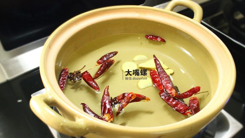 暴爽花甲鸭脚煲丨大嘴螺,开火，炉灶上放好上好瓦煲，放适量水，加入<a style='color:red;display:inline-block;' href='/shicai/ 695'>八角</a>、<a style='color:red;display:inline-block;' href='/shicai/ 710'>桂皮</a>、<a style='color:red;display:inline-block;' href='/shicai/ 86474'>干辣椒</a>、姜片