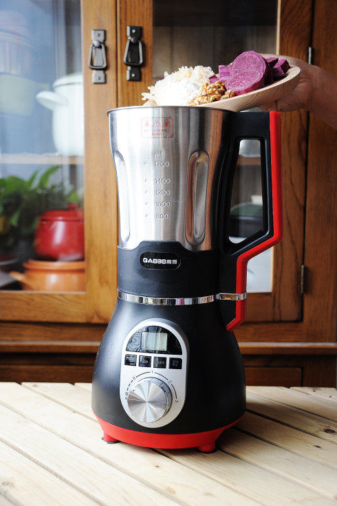 营养紫薯米糊,<a style='color:red;display:inline-block;' href='/shicai/ 232'>银耳</a>、<a style='color:red;display:inline-block;' href='/shicai/ 492'>大米</a>分别放入清水中浸泡一夜，将<a style='color:red;display:inline-block;' href='/shicai/ 232'>银耳</a>捞出洗净，<a style='color:red;display:inline-block;' href='/shicai/ 492'>大米</a>倒掉泡米水，<a style='color:red;display:inline-block;' href='/shicai/ 2643'>紫薯</a>去皮切片或块。