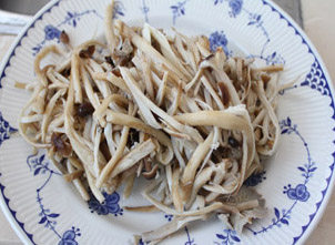巧搭配的素菜更好吃——茶树菇炒茼蒿 ,焯好的茶树菇,用力挤出多余的水份,备用。