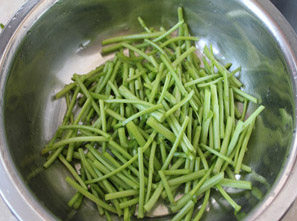 巧搭配的素菜更好吃——茶树菇炒茼蒿 ,茼蒿去掉叶子只留茼蒿杆,切段。