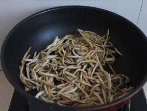 巧搭配的素菜更好吃——茶树菇炒茼蒿 ,放入茶树菇慢慢煸炒,炒到茶树菇有点脱水,呈现焦黄色即可。