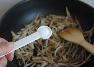 巧搭配的素菜更好吃——茶树菇炒茼蒿 ,放入一小勺盐调味。