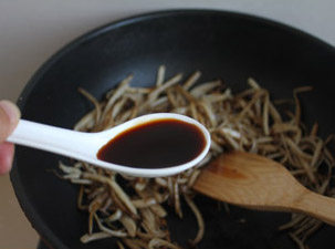 巧搭配的素菜更好吃——茶树菇炒茼蒿 ,放入海鲜酱油一汤勺。