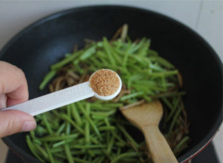 巧搭配的素菜更好吃——茶树菇炒茼蒿 ,立即放入鸡精调味,出锅。