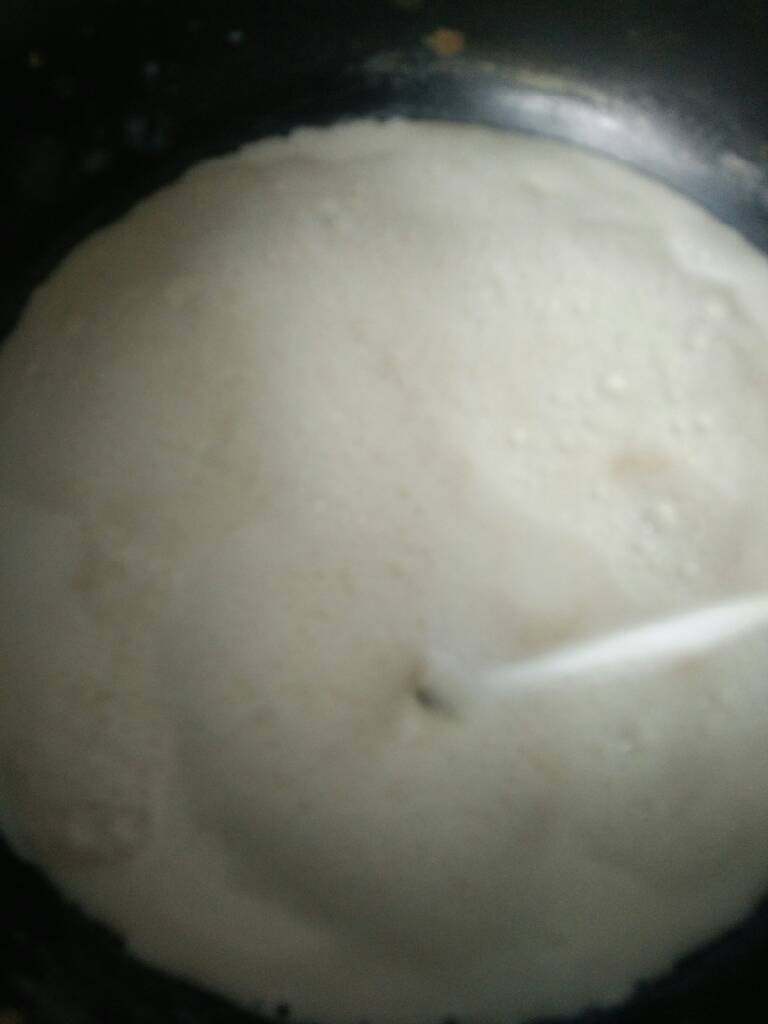 蜜豆牛奶燕麦粥,倒入牛奶，煮开