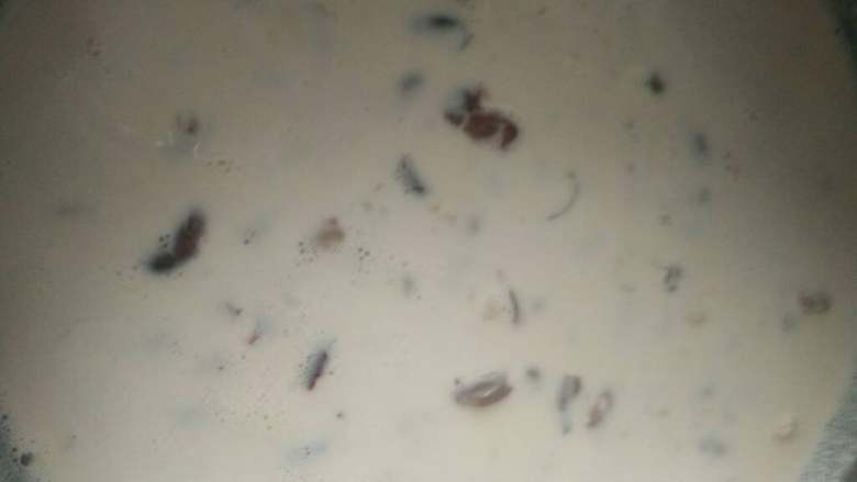 蜜豆牛奶燕麦粥,加上<a style='color:red;display:inline-block;' href='/shicai/ 3614'>蜜豆</a>和适量糖即可