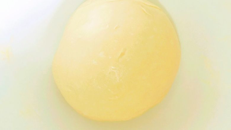 长得像花环的日式炼乳手撕面包,揉成团,室温(25度左右)发酵一小时!温度过高或者发酵时间过长都会影响面包的口感和气味!