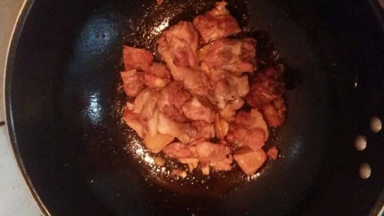 鸭肉莲藕菌菇汤,加入鸭肉,盐,料酒,翻炒至入味成微黄色