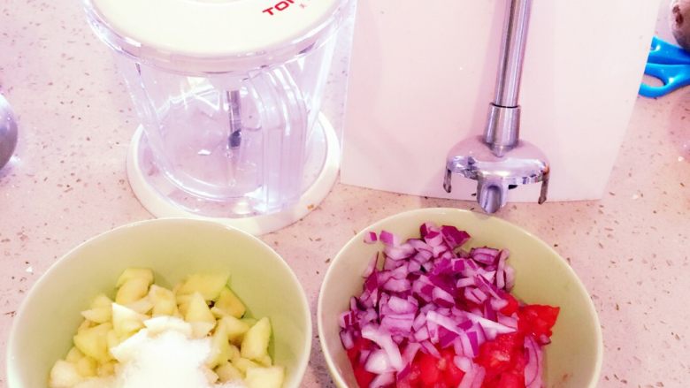 美味烤鸡翅——【牛奶苹果咖喱酱版】,准备的各类食材切一切准备好