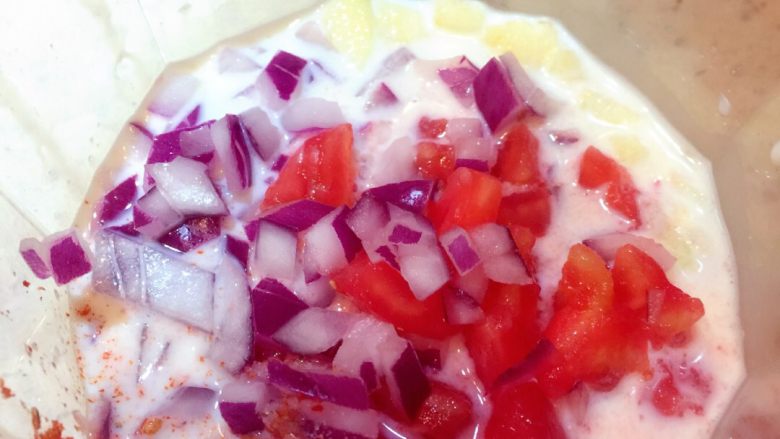 美味烤鸡翅——【牛奶苹果咖喱酱版】,把牛奶和切好的苹果，西红柿，洋葱，糖，盐，辣椒粉等放入料理机