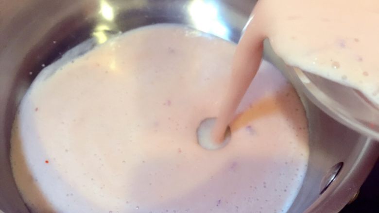 美味烤鸡翅——【牛奶苹果咖喱酱版】,开火倒入油后把打好的液体放入锅中开始煮