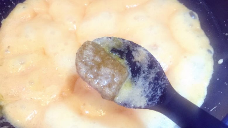 美味烤鸡翅——【牛奶苹果咖喱酱版】,加入咖喱粉或一块咖喱块接着煮到液体越来越浓稠直到成膏状，注意一定要持续翻炒以免糊锅，也可以用橡胶刮板