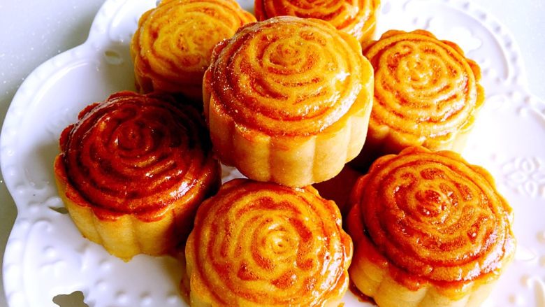 广式绿豆沙蛋黄月饼+#中秋食饼记#,成品图,秀一下。