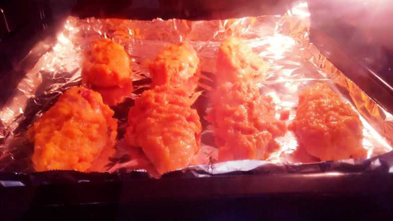 美味烤鸡翅——【牛奶苹果咖喱酱版】,烤箱预热好就可以放入烘烤了，190度20-25分钟，以自家烤箱为准，颜色发金黄色即可