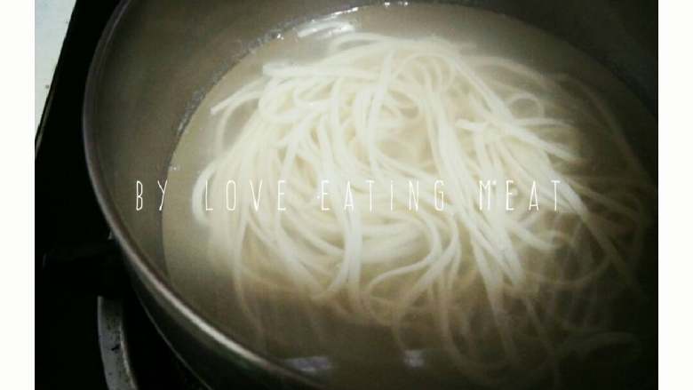 四色冷面🎀,我买的是速食冷面包 自带面料包和一只卤蛋 把面轻轻拨散 开锅煮面不要煮太糯