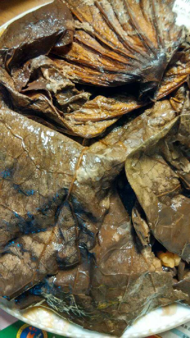 荷香糯米排骨,放汽盘取出翻盘,荷叶翻面拆开。