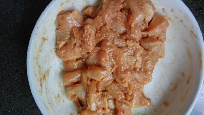 香爽鸡肉条,抓均匀,让其腌制1小时,有时间的可以腌半天更好吃