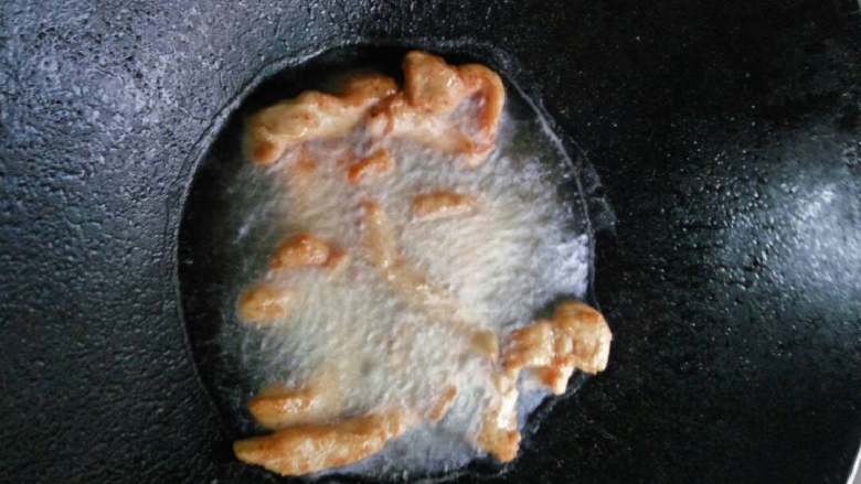 香爽鸡肉条,将腌好的肉倒入锅里,炸至金黄就可以了