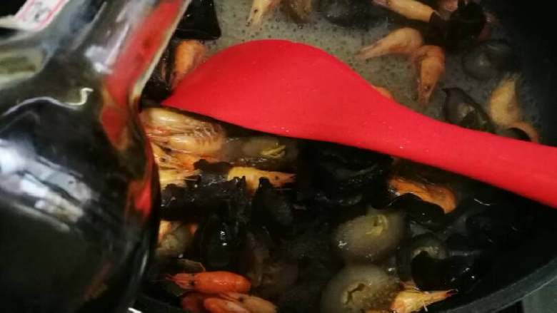 河虾蹄筋烩海参,加入适量清水(如果有高汤替代水是再好不过)加水时的照片拍糊了😓,然后加少许<a style='color:red;display:inline-block;' href='/shicai/ 788'>生抽</a>。