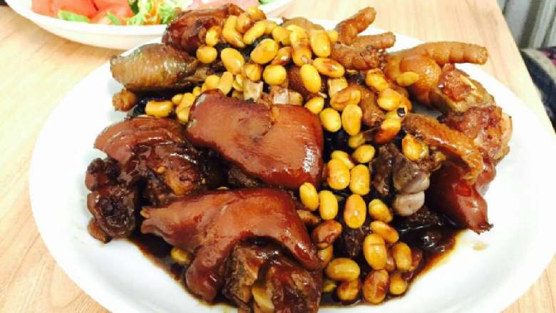 猪蹄鸡脚煲黄豆
