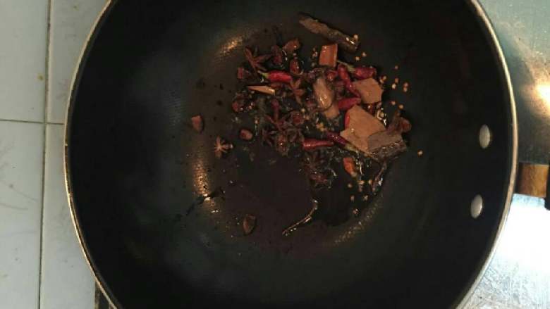 猪蹄鸡脚煲黄豆,下调料煸香,后下猪蹄鸡爪炒一会,将猪蹄里的油稍微煸出来点