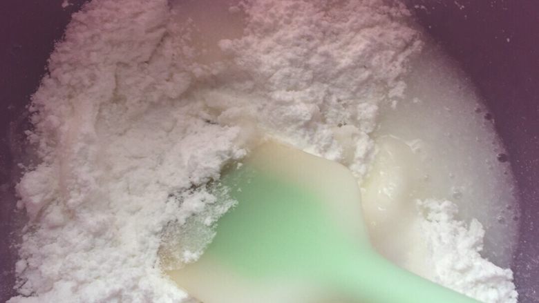 红豆馅冰皮月饼"中秋食饼记",慢慢的倒入开水