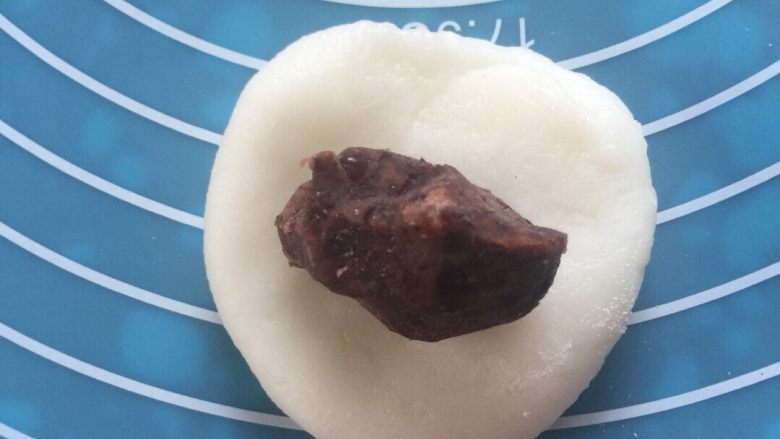 红豆馅冰皮月饼"中秋食饼记",冰皮粉柔成皮，将红米豆馅放入。如图