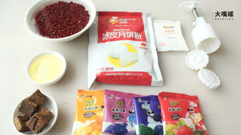 Q萌红糖冰皮月,准备好所需食材,网上有卖冰皮月饼粉,省去了复杂的制作冰皮的过程,简单实用哦
