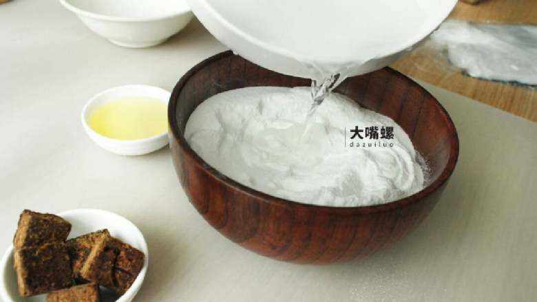 Q萌红糖冰皮月,倒入80g温开水,冷水达不到让粉末成型的效果(温水和冰皮月饼粉的比例是1:2.5)