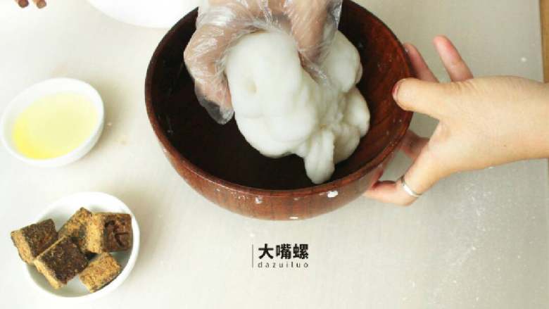 Q萌红糖冰皮月,搅拌均匀后用手匀速的像和面一样捏紧实,此时洪荒之力不出更待何时
