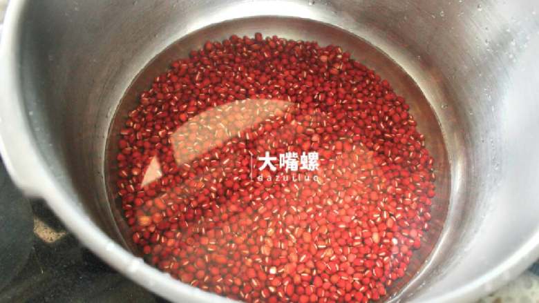 Q萌红糖冰皮月,泡过后的红豆洗净放入高压锅中,高压锅中的水以盖过红豆的1-2厘米为准