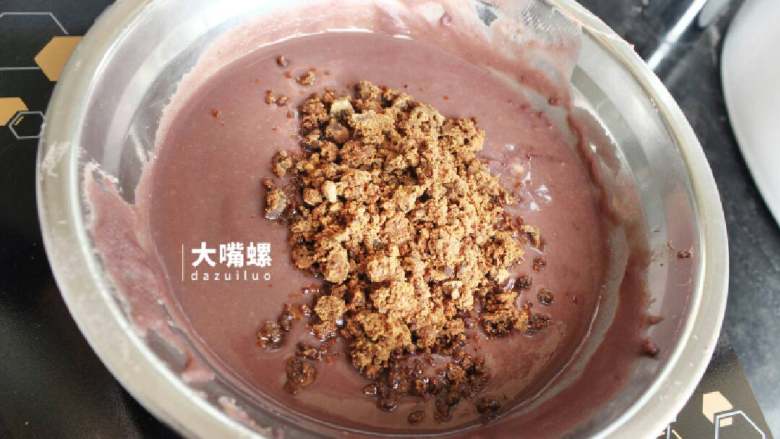 Q萌红糖冰皮月,将红糖加入过滤好的红豆汁中进行搅拌,红豆配红糖,营养大升级