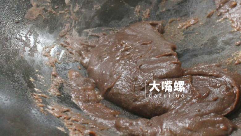 Q萌红糖冰皮月,中小火慢慢的煮,煮的过程中需要一直的翻动,以免受热不均匀导致红豆沙有些许糊味,炒至红豆沙能逐渐成型后即可盛出